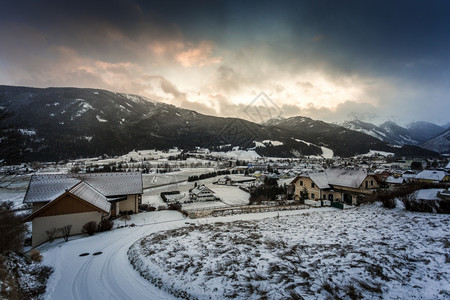 奥地利阿尔卑斯山高地村落的日景色很美图片