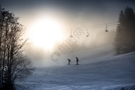 美丽的轮光照片骑滑雪运动员和电梯以抵御严冬的阳光图片