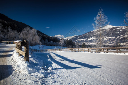 奥地利被雪覆盖的公路图片