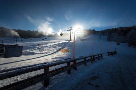 奥地利阿尔卑斯山滑雪坡的美景图片