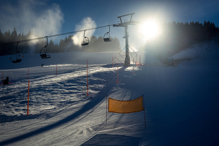 美丽的滑雪斜坡风景阳光明媚的天有推椅机图片