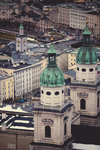 从奥地利萨尔茨堡市的旧屋顶高处看图片