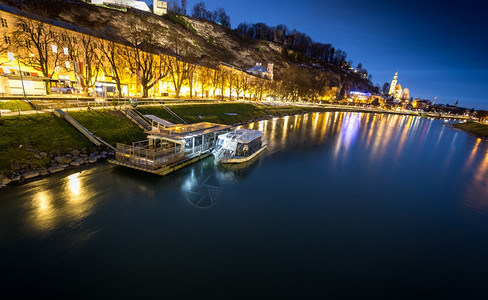 夜晚在萨尔茨堡河上停泊的游船美丽景色图片