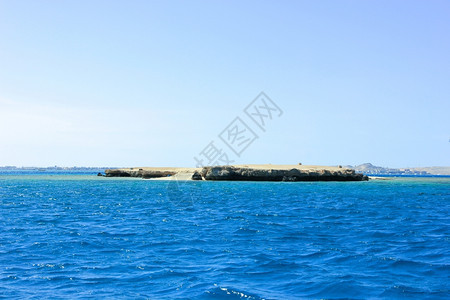 海岛上的蓝水背景图片