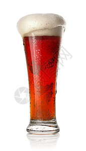 红啤酒在玻璃杯中孤立在白色上图片