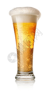 白纸上隔绝的玻璃杯中轻啤酒图片
