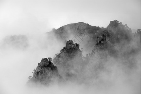 乌克兰里米亚Demerdzhi雾山的黑白照片背景图片