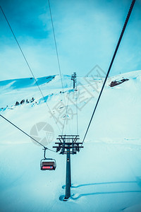 滑雪胜地的电缆汽车图片