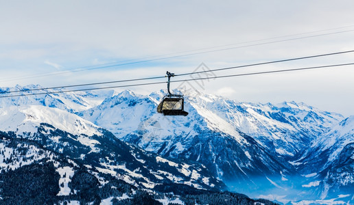 山地滑雪胜有电缆的汽车山地坡冬季电梯单式图片