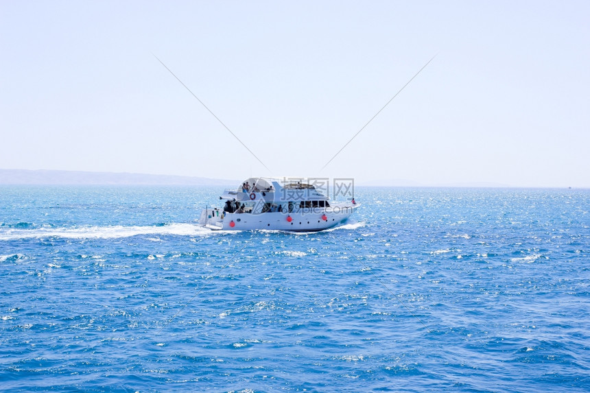 船在海上航行太阳光的海洋水背轮上船在航行