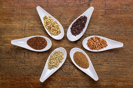 6个健康无谷质的物quinoa棕米茶叶小麦高梁卡尼瓦对小勺子生锈木材的最高看法图片