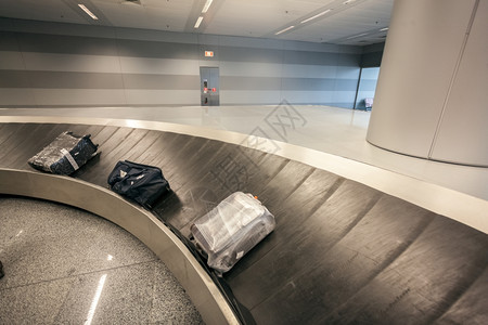 旋转木马在机场候楼装三袋行李的卡车司机索赔背景