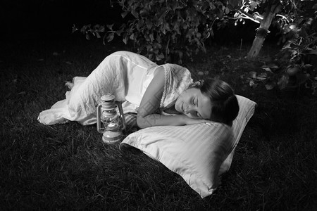 妇女晚上在花园睡觉的黑白照片图片