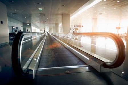 日光阳下现代机场候楼长水平扶梯图片