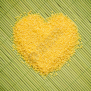 健美的保概念以绿草垫表面成形的小米呻吟健康的食品非谷类物图片