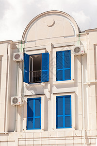旧欧洲大楼传统蓝色窗户图片
