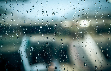 雨天潮湿街道的风景图片