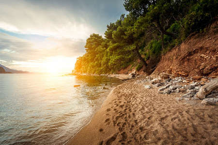 黑山海滩上美丽的日落景色图片