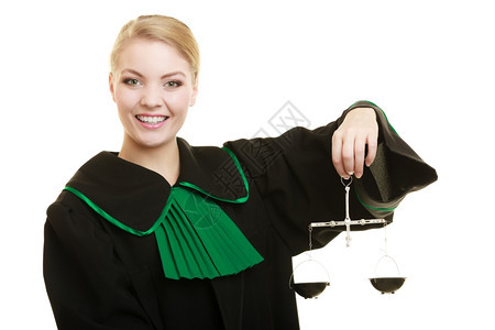 法律庭概念女师身着经典黑色绿礼服的典型光亮女律师持有比例表Femida正义的象征标志孤立在白色上图片