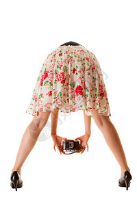 女39双腿和手用白色背景隔离的古老相机拍摄女孩的反向观图片