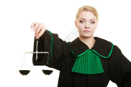 法律庭概念女师身着经典黑色绿礼服的典型光亮女律师持有比例表Femida正义的象征标志孤立在白色上图片