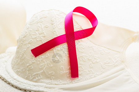 保健医药和乳腺癌认识概念在女胸罩上贴粉色丝带图片