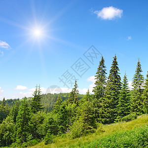 高山蓝天上阳光照耀图片