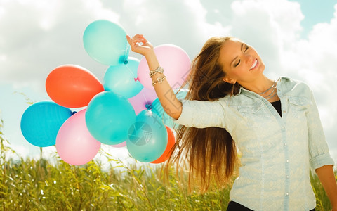 天空气球暑假庆祝活动和生方式概念美丽的少女孩在蓝天背景外有彩色气球背景