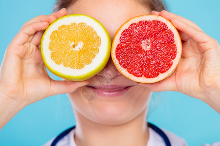 健康概念营养学家医生在蓝色眼中携带水果片饮食建议健康品图片
