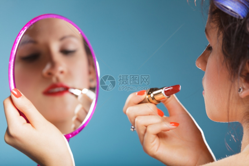 化妆美容程序和概念女脸部的缝合分照镜子的女生涂红唇膏化妆