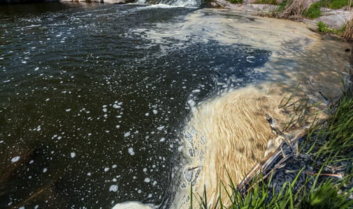 河流水中脏油泡沫照片图片