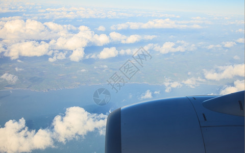 从飞机的窗口看到外面美丽的风景图片
