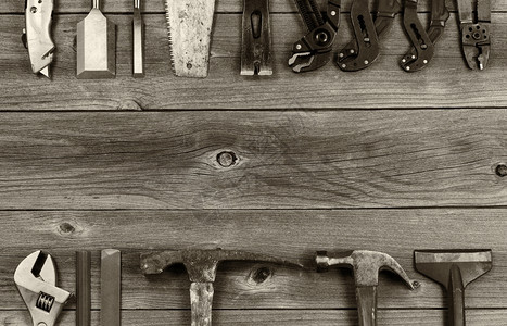 古老的概念是在生锈木制板上使用局部工具形成边界图片