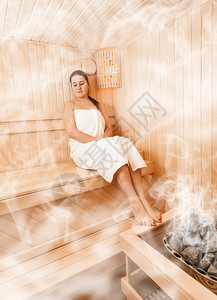 穿浴袍穿着感女人坐在蒸的鱼肉桑拿浴缸里闭着眼睛坐背景