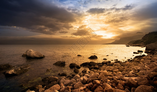 累石头海边岩石上美丽的日落背景