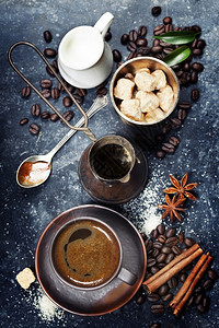 Espresso咖啡牛奶和糖在黑大理石桌上的顶端视图背景有文字空间图片