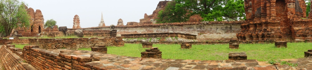 泰国Ayutthaya历史城市YaiChaimongkolWatYaiChaimongkol古老的佛像图片