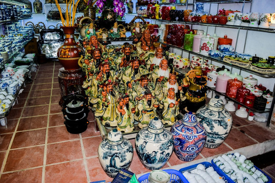 BatTrang古陶瓷村一家商店上的波特产品图片