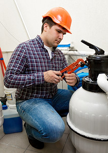 年轻水管工在高压桶上安装气计图片