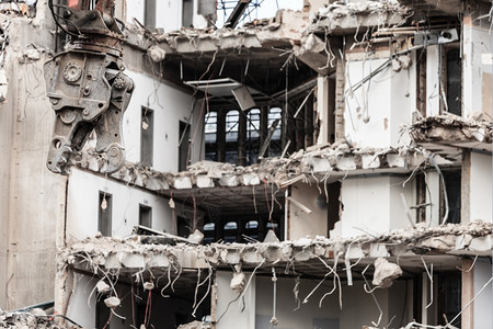 城市景象拆房新建筑的机器撞坏房屋工业高清图片
