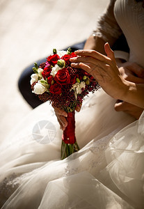 新娘用花束触摸玫瑰的近贴照片图片