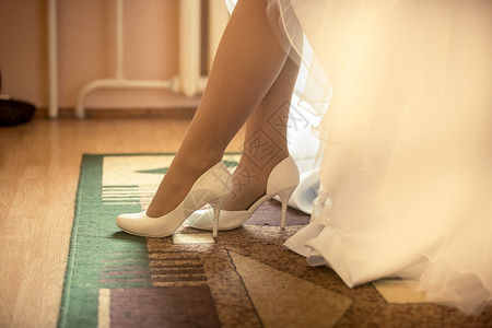 身纤细新娘穿着白鞋的新娘近身镜头背景