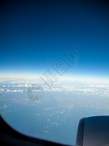 从云中飞行的机窗口观看景色图片
