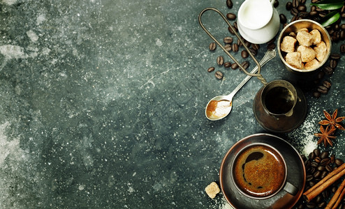 顶端视图在黑大理石桌上的咖啡牛奶和糖图片
