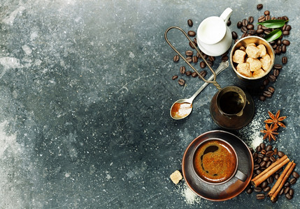 顶端视图在黑大理石桌上的咖啡牛奶和糖图片