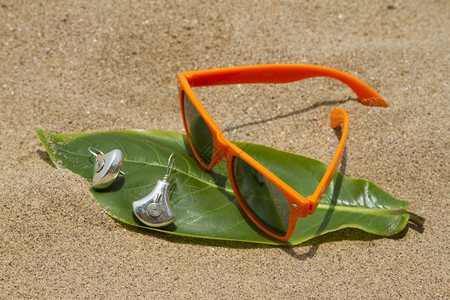 印度果阿沙滩上的橙色太阳眼镜图片