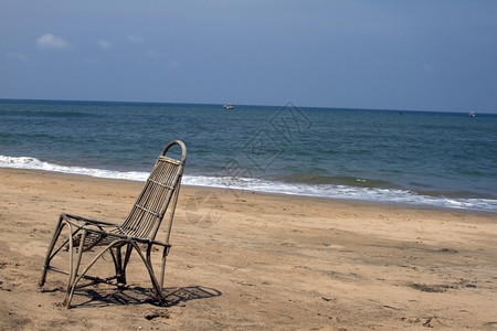 孤单的摇椅在沙滩上海面花了印度海滩上图片