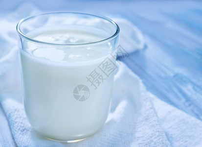餐布上的纯牛奶背景图片