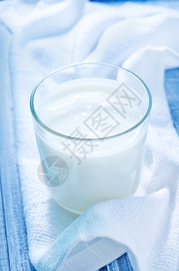 餐布上的纯牛奶图片