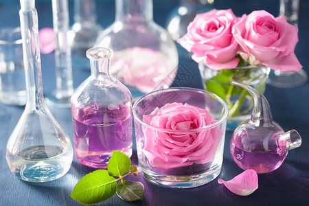 用玫瑰花和化学药瓶装的炼粉和芳香疗法图片